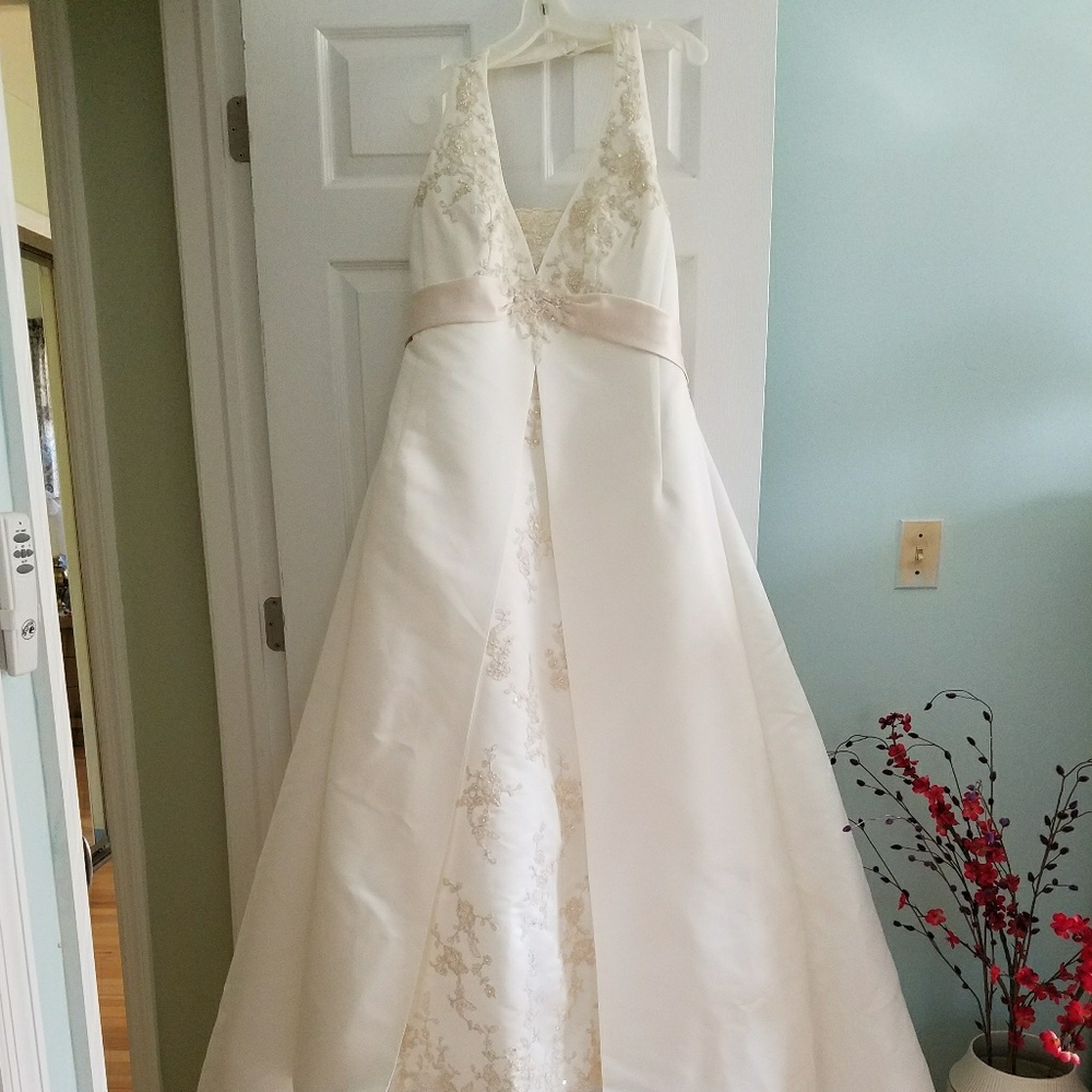 Brand new wedding dress.